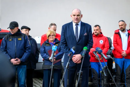 Uczestnicy uroczystości przekazania sprzętu dla organizacji ratowniczych