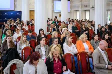 Zdjęcie przedstawia uczestników spotkania z samorządami