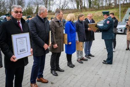 Zdjęcie przedstawia uczestników uroczystości otwarcia nowej siedziby Urzędu Skarbowego w Sanoku