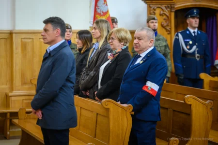 Zdjęcie przedstawia uczestników obchodów obchodów patriotycznych