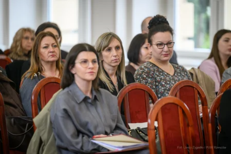 Zdjęcie przedstawia uczestników spotkania z samorządami