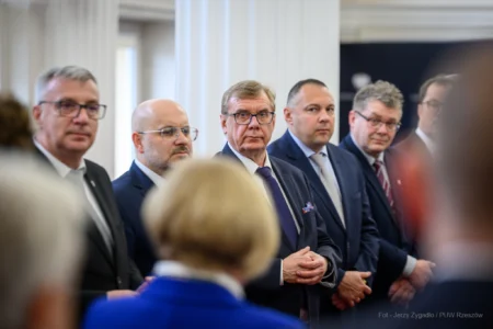 Zdjęcie przedstawia uczestników Wyższego Kursu Obronnego w RZeszowie