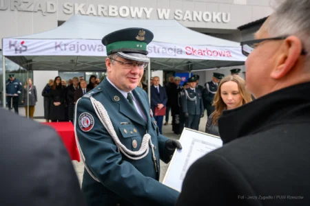 Zdjęcie przedstawia uczestników uroczystości otwarcia nowej siedziby Urzędu Skarbowego w Sanoku