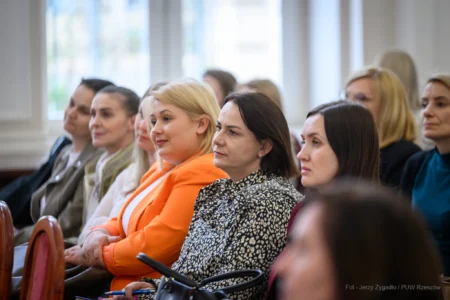 Zdjęcie przedstawia uczestników spotkania z samorządami