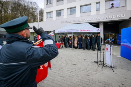 Zdjęcie przedstawia uczestników uroczystości otwarcia nowej siedziby Urzędu Skarbowego w Sanoku
