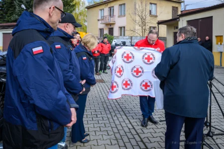 Uczestnicy uroczystości przekazania sprzętu dla organizacji ratowniczych