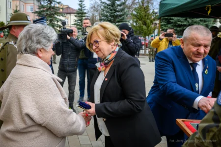 Zdjęcie przedstawia uczestników obchodów obchodów patriotycznych