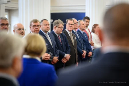 Zdjęcie przedstawia uczestników Wyższego Kursu Obronnego w RZeszowie