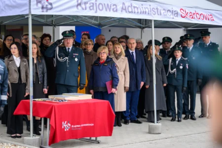 Zdjęcie przedstawia uczestników uroczystości otwarcia nowej siedziby Urzędu Skarbowego w Sanoku