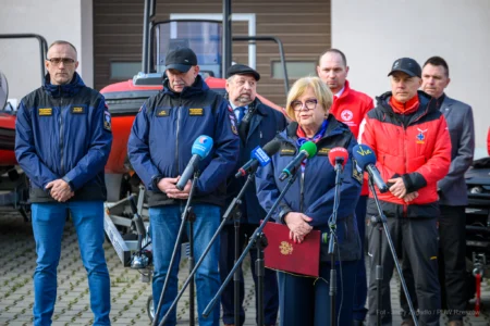 Uczestnicy uroczystości przekazania sprzętu dla organizacji ratowniczych