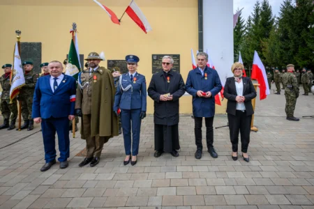 Zdjęcie przedstawia uczestników obchodów obchodów patriotycznych