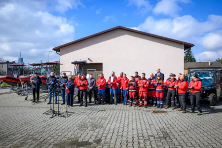 Uczestnicy uroczystości przekazania sprzętu dla organizacji ratowniczych