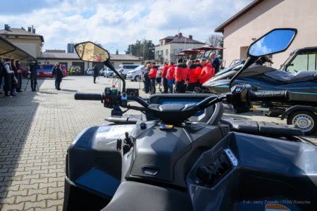 Uczestnicy uroczystości przekazania sprzętu dla organizacji ratowniczych