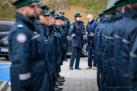 Zdjęcie przedstawia uczestników uroczystości otwarcia nowej siedziby Urzędu Skarbowego w Sanoku