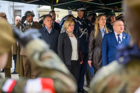 Zdjęcie przedstawia uczestników obchodów obchodów patriotycznych