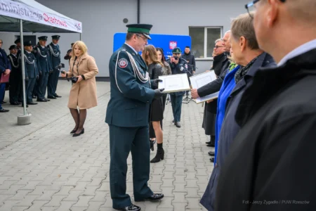 Zdjęcie przedstawia uczestników uroczystości otwarcia nowej siedziby Urzędu Skarbowego w Sanoku
