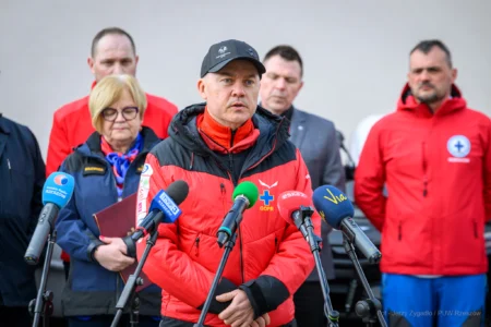 Uczestnicy uroczystości przekazania sprzętu dla organizacji ratowniczych