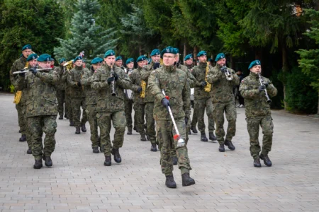 Zdjęcie przedstawia uczestników obchodów obchodów patriotycznych