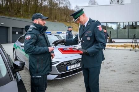 Zdjęcie przedstawia uczestników uroczystości otwarcia nowej siedziby Urzędu Skarbowego w Sanoku
