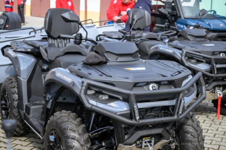 Uczestnicy uroczystości przekazania sprzętu dla organizacji ratowniczych