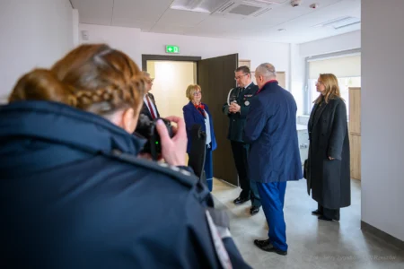 Zdjęcie przedstawia uczestników uroczystości otwarcia nowej siedziby Urzędu Skarbowego w Sanoku