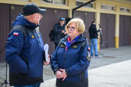 Uczestnicy uroczystości przekazania sprzętu dla organizacji ratowniczych