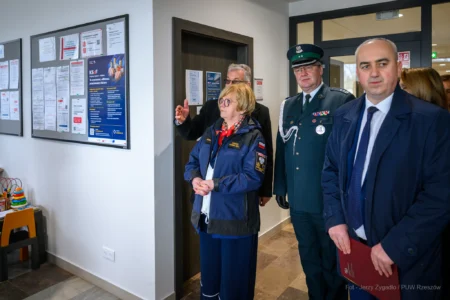 Zdjęcie przedstawia uczestników uroczystości otwarcia nowej siedziby Urzędu Skarbowego w Sanoku