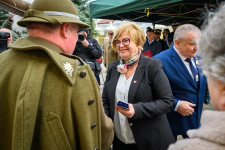Zdjęcie przedstawia uczestników obchodów obchodów patriotycznych
