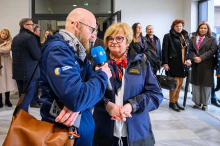 Zdjęcie przedstawia uczestników uroczystości otwarcia nowej siedziby Urzędu Skarbowego w Sanoku