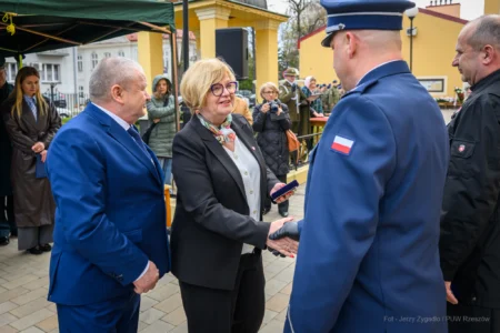 Zdjęcie przedstawia uczestników obchodów obchodów patriotycznych
