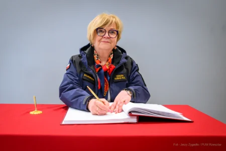 Zdjęcie przedstawia uczestników uroczystości otwarcia nowej siedziby Urzędu Skarbowego w Sanoku