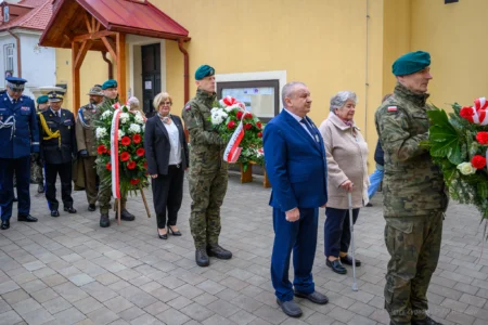 Zdjęcie przedstawia uczestników obchodów obchodów patriotycznych