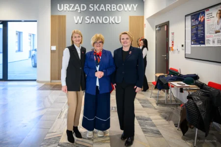 Zdjęcie przedstawia uczestników uroczystości otwarcia nowej siedziby Urzędu Skarbowego w Sanoku