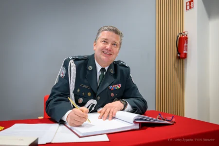 Zdjęcie przedstawia uczestników uroczystości otwarcia nowej siedziby Urzędu Skarbowego w Sanoku