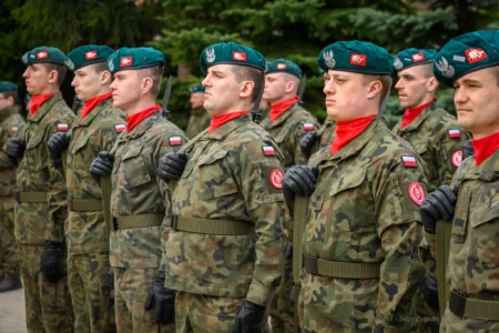 Zdjęcie przedstawia uczestników obchodów obchodów patriotycznych