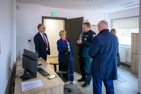 Zdjęcie przedstawia uczestników uroczystości otwarcia nowej siedziby Urzędu Skarbowego w Sanoku