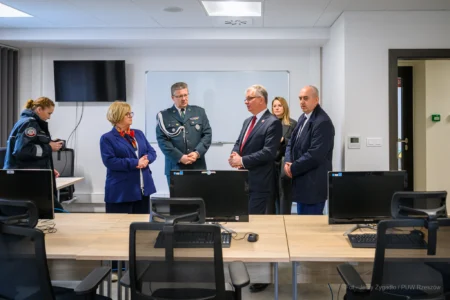 Zdjęcie przedstawia uczestników uroczystości otwarcia nowej siedziby Urzędu Skarbowego w Sanoku