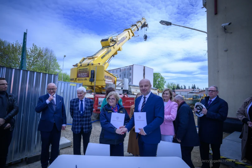 Podpisanie umowy na rozbudowę IX LO w Rzeszowie.