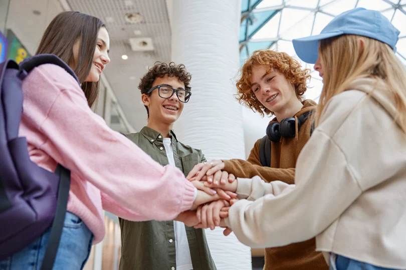 Zdjęcie przedstawia grupę młodzieży