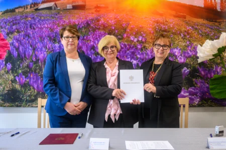 Zdjęcie przedstawia uczestników uroczystości podpisania umowy w ramach programu Centra Opiekuńczo-Mieszkalne
