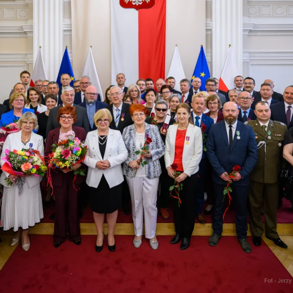 Zdjęcie przedstawia osoby odznaczone