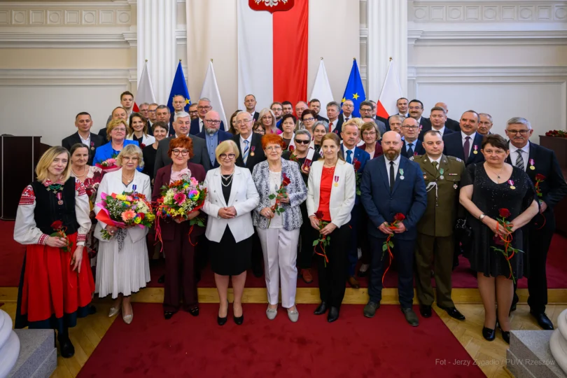 Zdjęcie przedstawia osoby odznaczone