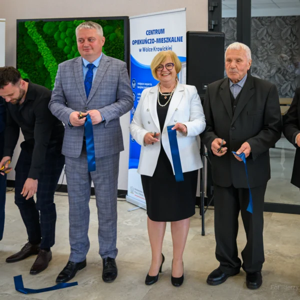 Zdjęcie przedstawia uczestników uroczystości otwarcia centrum opiekuńczo-mieszkalnego w Wólce Krowickiej