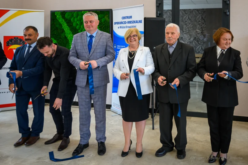 Zdjęcie przedstawia uczestników uroczystości otwarcia centrum opiekuńczo-mieszkalnego w Wólce Krowickiej