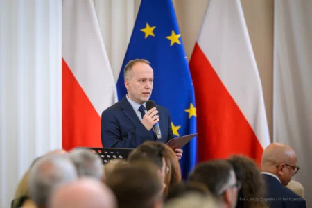 Zdjęcie przedstawia uczestników debaty w urzędzie wojeódzkim