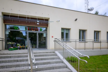 Zdjęcie przedstawia centrum opiekuńczo-mieszkalne