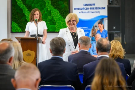 Zdjęcie przedstawia uczestników uroczystości otwarcia centrum opiekuńczo-mieszkalnego w Wólce Krowickiej