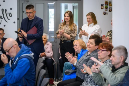 Zdjęcie przedstawia uczestników uroczystości podpisania umowy w ramach programu Centra Opiekuńczo-Mieszkalne