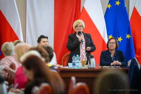 Zdjęcie przedstawia uczestników spotkania w urzędzie woejwódzkim