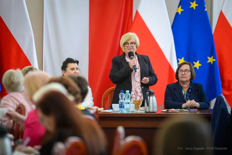 Zdjęcie przedstawia uczestników spotkania w urzędzie woejwódzkim